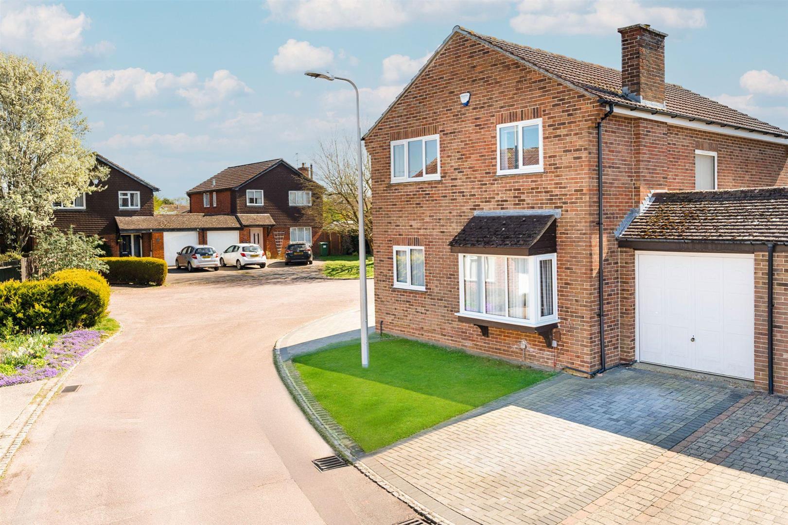 4 bed property in Devonshire Gardens, Reading